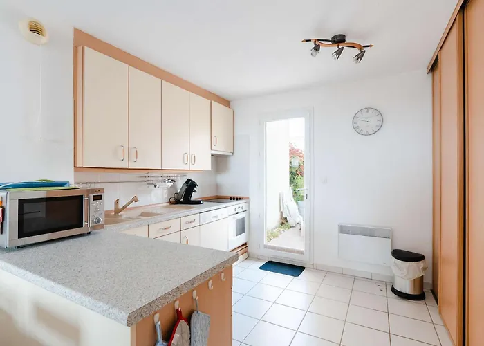 Villa Pavillon 3 Pieces Avec Piscine Et Parking Proche Plages - Fr-1-409-226 *